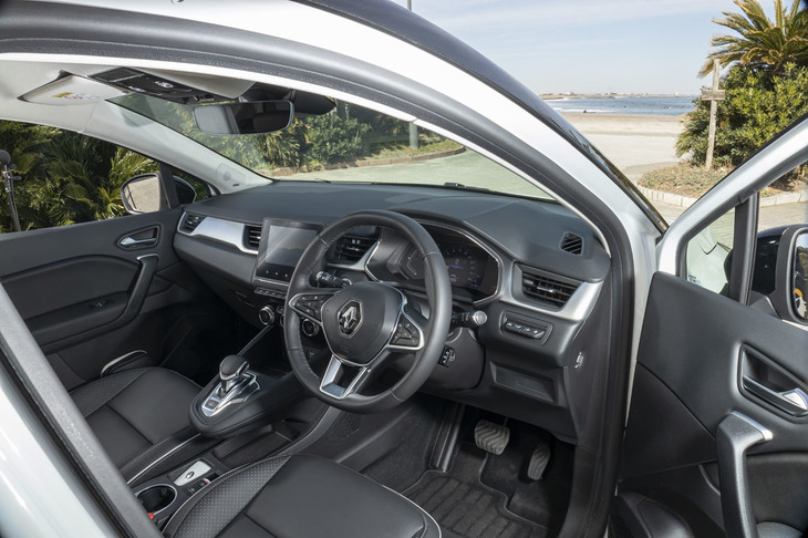 手を触れるところに高品質なソフト素材を用いた「キャプチャー」のインテリア。全車にステアリングヒーターが標準装備される。