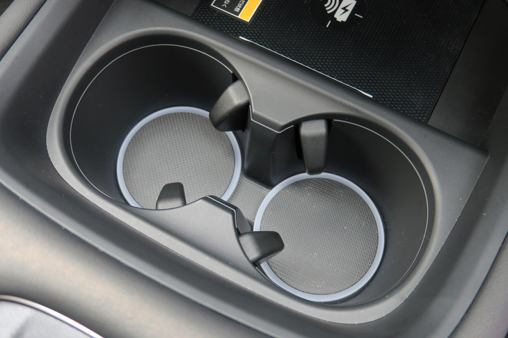 ホンダZR-V e:HEV X ホンダアクセス用品装着車（センターコンソールボックス＆ドリンクホルダーイルミネーション）