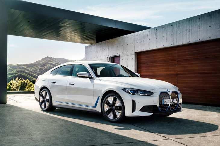 BMWの新型電気自動車「i4」が2022年に日本上陸。航続可能距離は最大で590kmにも達する。