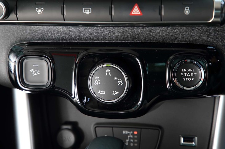 上級グレードの試乗車は、路面状況に合わせて駆動力の制御を最適化させる「グリップコントロール」を装備。写真はその走行モードセレクターで、センターコンソール中央に配されている。