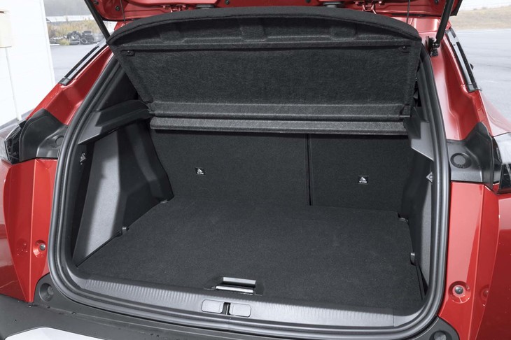 荷室の容量はエンジンモデルと同じ434～1467リッター。後席の背もたれは40：60分割式。