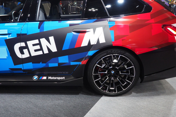 BMW M5 M xDriveツーリング（2026年BMW＆MINI Racing先導モデル）