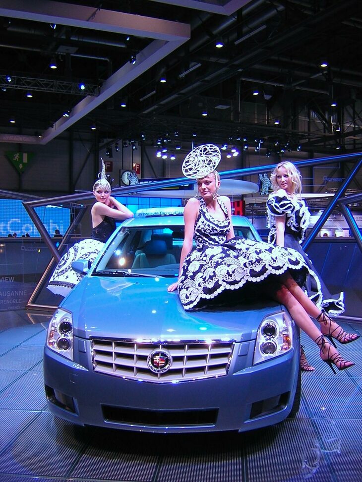 2005年3月、ジュネーブモーターショーにおける「キャデラックBLS」。