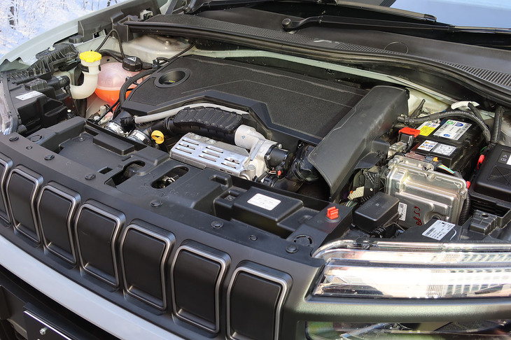 ジープ・アベンジャー4xeハイブリッド（エンジンルーム）