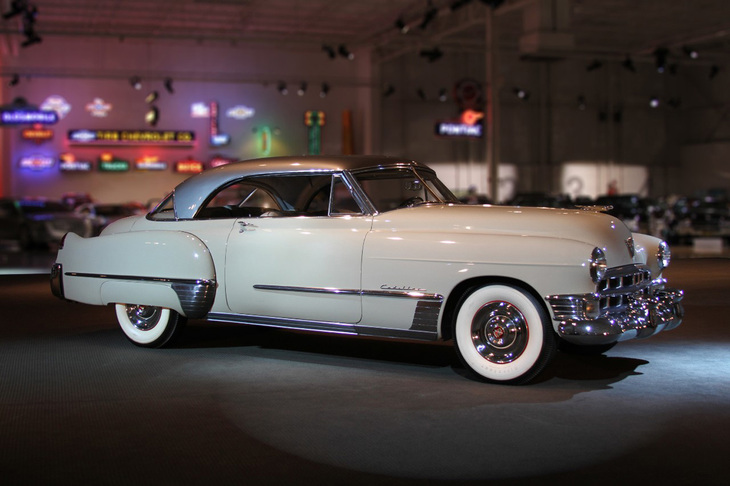 1949年「キャデラック・クーペ・ド・ヴィル」。オープンカーではないのに、その屋根を「ハードトップ」と称した初期の例である。