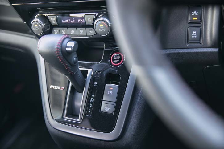 シフトセレクターやスタータースイッチなど、インテリアの随所に赤のアクセントが施されている。