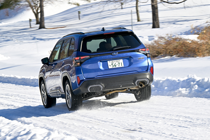 WLTCモード燃費はターボが13.6km/リッターで、ハイブリッドが18.4～18.8km/リッター。高速巡行では差が縮まる印象があるが、街なかでは差が広がる。