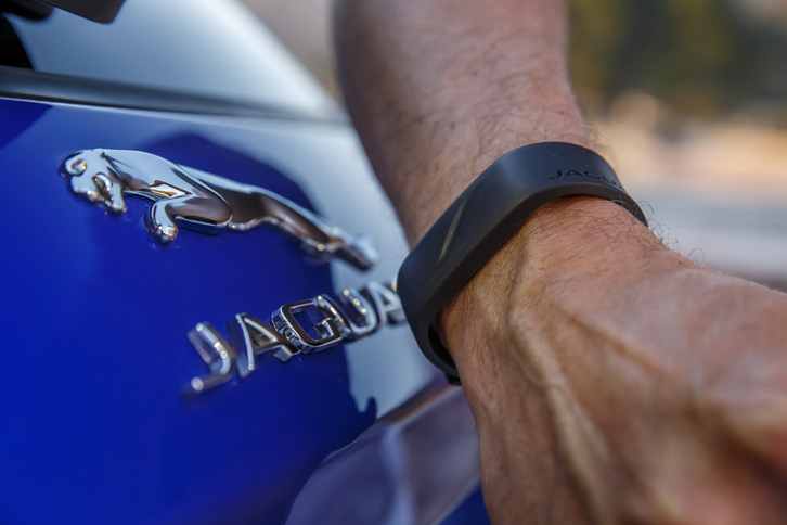 「Fペース」には、耐水・耐衝撃性のリストバンド型電子キーが用意される。テールゲートにあるJAGUARロゴの“J”に接触させることで、車両の施錠／開錠ができる。