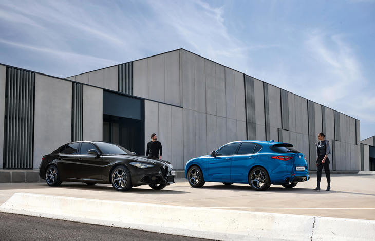 「アルファ・ロメオ・ジュリア2.0ターボ エディツィオーネ エストレマ」（写真左）と「ステルヴィオ2.0ターボQ4エディツィオーネ エストレマ」（写真右）。