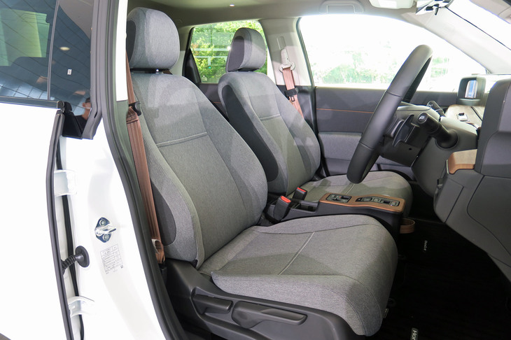 ソファのあるリビングをモチーフにしたというインテリア。シートはファブリック製で、高級そうに見えることより、落ち着いてくつろげることを重視したデザインだ。