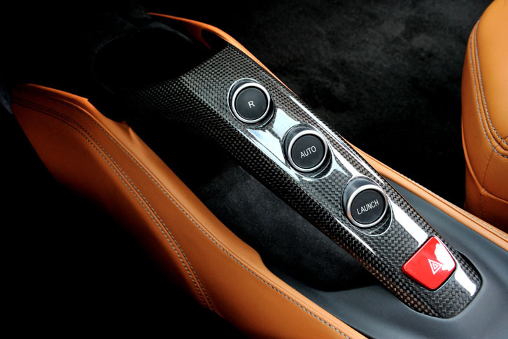 センターコンソールにはトランスミッションの「R」（後退）やオートモードのボタンを配した“ブリッジ”が設けられている。