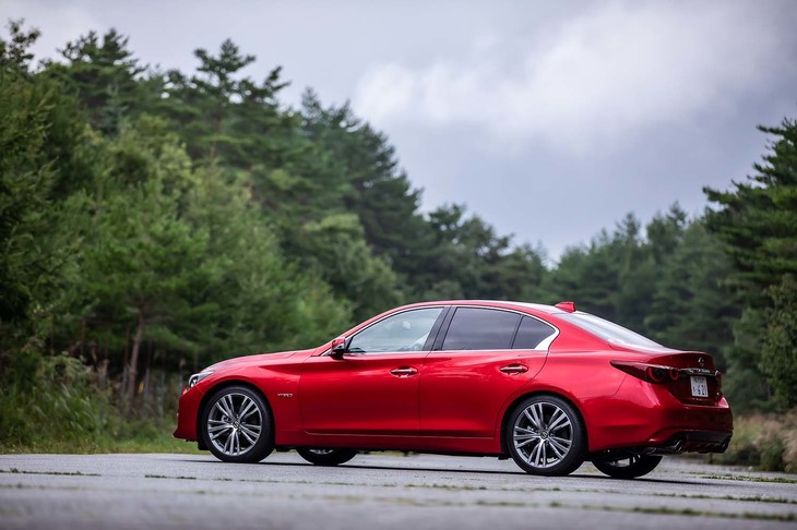 「スカイラインGT Type SP（ハイブリッド）」のサイドビュー。インフィニティ各車に共通するリアドア後端のクロームデザインは、そのまま生かされている。ボディーサイズは全長×全幅×全高＝4810×1820×1440mm、ホイールベース＝2850mm。