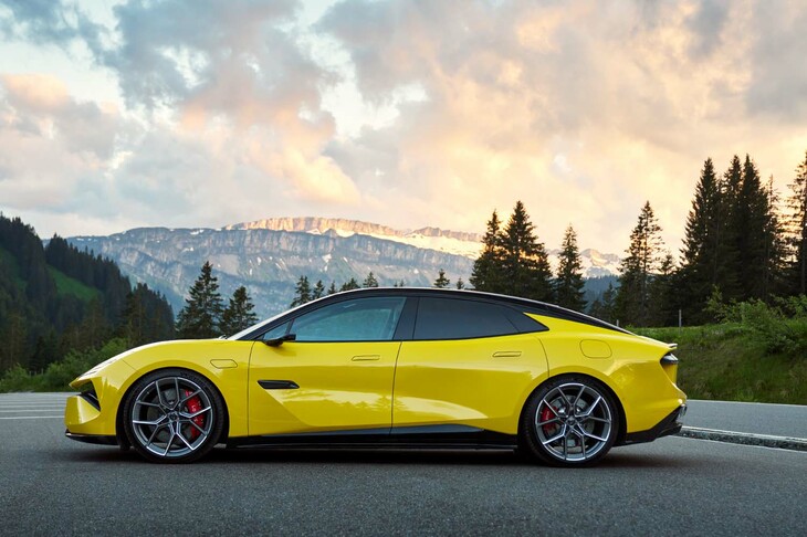 全長5139mm、ホイールベース3069mmという、大きく伸びやかなスタイリングの「エメヤ」。ドアにはパワーアシスト機能が備わる。