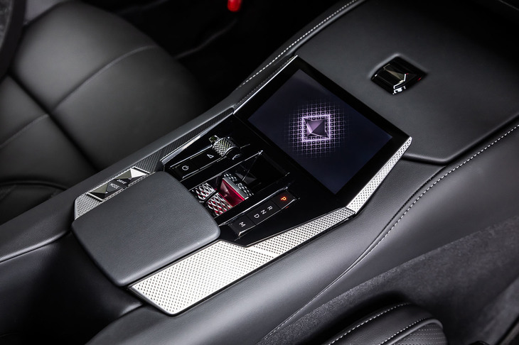 「リヴォリ」グレードの標準アイテムとなる、シフトセレクター上部に設置された「DSスマートタッチ」。5インチサイズのタッチ式ディスプレイを用いて、手元でインフォテインメントシステムの操作が行える。