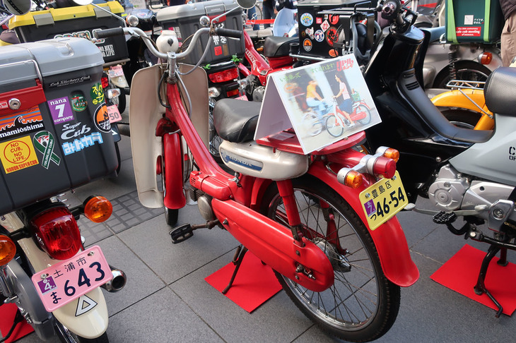 1969年登場の2代目「リトルホンダ」。軽量小型で気軽に乗れるモペットとして送り出された。足踏みペダルで助走し、エンジンを始動させる。安価であったことや海外ではモペットに無免許で乗れる地域もあるため、北米や欧州にも輸出された。