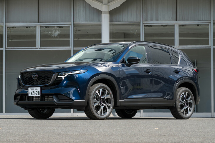 過日の試乗会より、陽光のもとで見た新型「マツダCX-5」。日本での販売は好調なようで、2026年5月21日の発売より1カ月で、月販目標の5倍にあたる1万台超の受注を得たという。（写真：向後一宏）