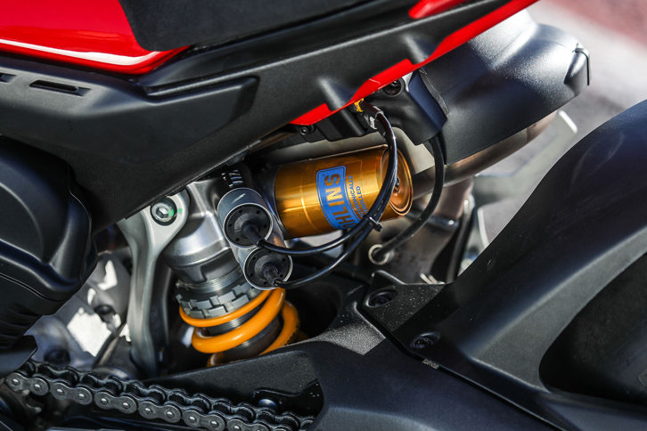 リアには、オーリンズ製のフルアジャスタブルサスペンションを搭載。1本で構成されるモノショックタイプで、電子制御式のコンプレッション／リバウンド調節機構が備わる。