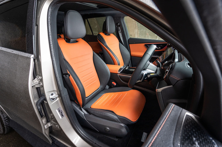 シエナブラウン×ブラックの本革シートは「AMGレザーエクスクルーシブパッケージ」でしか選べないカラーリングだ。