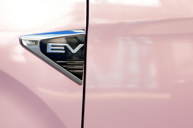 2009年に世界初となる量産型の軽EV「i-MiEV」を世に出した三菱。以来積み重ねられてきた知見が「eKクロスEV」にも注がれている。写真はフロントフェンダー部のエンブレム。