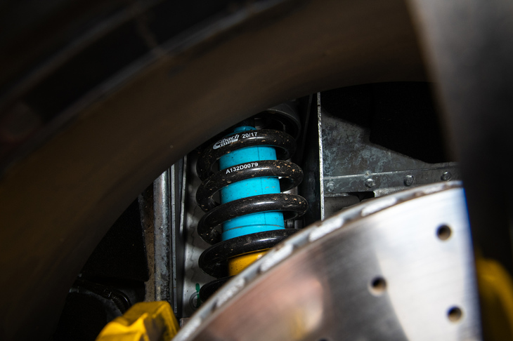 サスペンションにはアイバッハ製の軽量ローサイドロードスプリングとビルシュタイン製スポーツダンパーからなる「スポーツサスペンションパッケージ」が標準装備される。