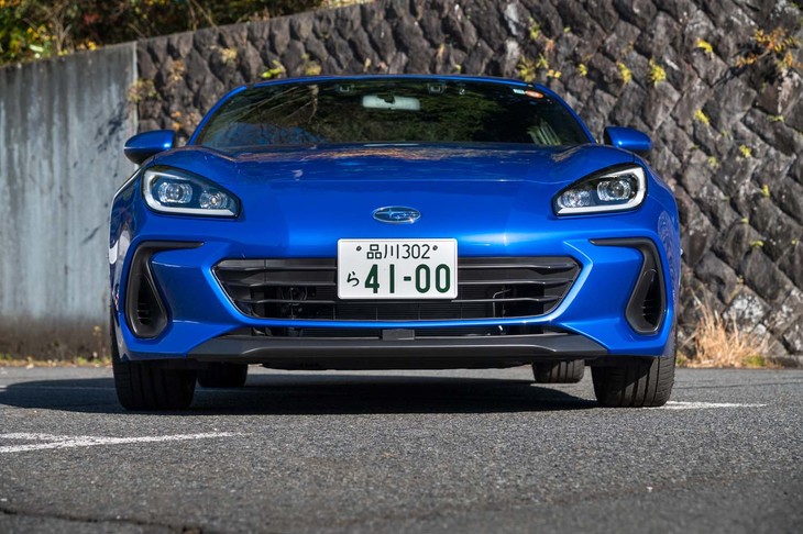 ボディーカラーは「BRZ」専用色の「WRブルーパール」。フロントバンパーの形状は「GR86」と結構ちがう。