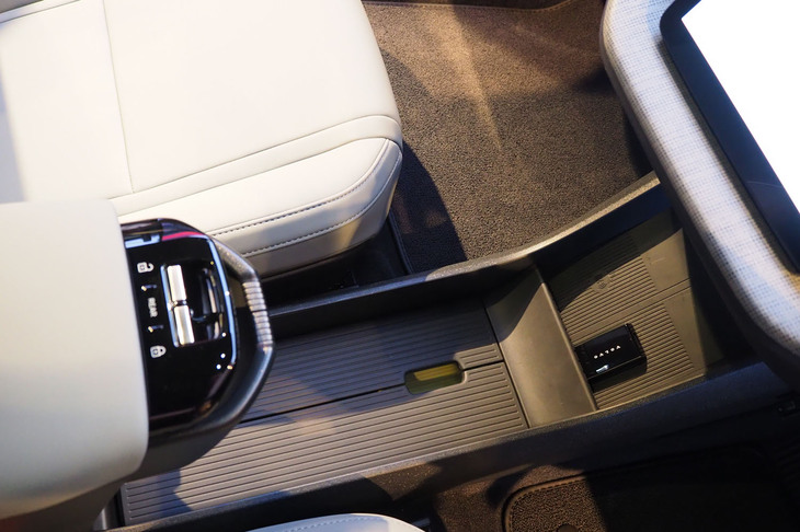 ボルボEX30クロスカントリー（用品装着車のセンターコンソール）