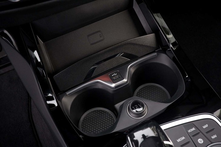 センターコンソールには、カップホルダーのほかスマートフォン専用のスペースを確保。車両とスマホのスマートな連携を可能にするアプリ「BMW Connected」も利用できる。