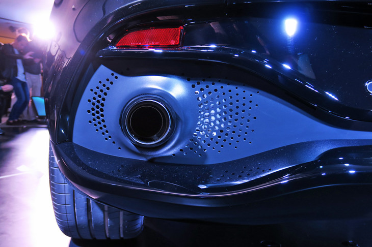 アストンマーティンDBX（マフラー）