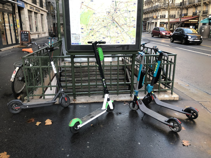 シェアリング用キックスケーターの例。これはフランス・パリのもの。