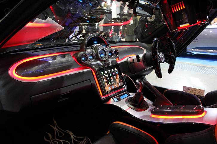 レトロフューチャー風デザインの「OF Customs★V8 SUPRA」のインテリア。センターコンソールにはiPadが埋め込まれている。