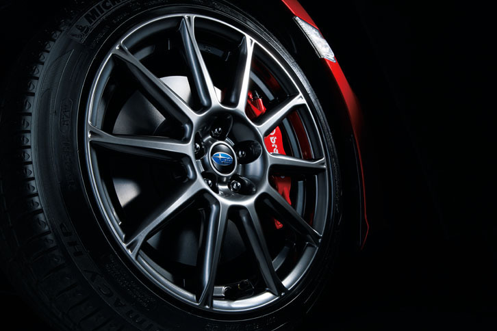 17インチアルミホイールと、ブレンボ製ブレーキを装備する。