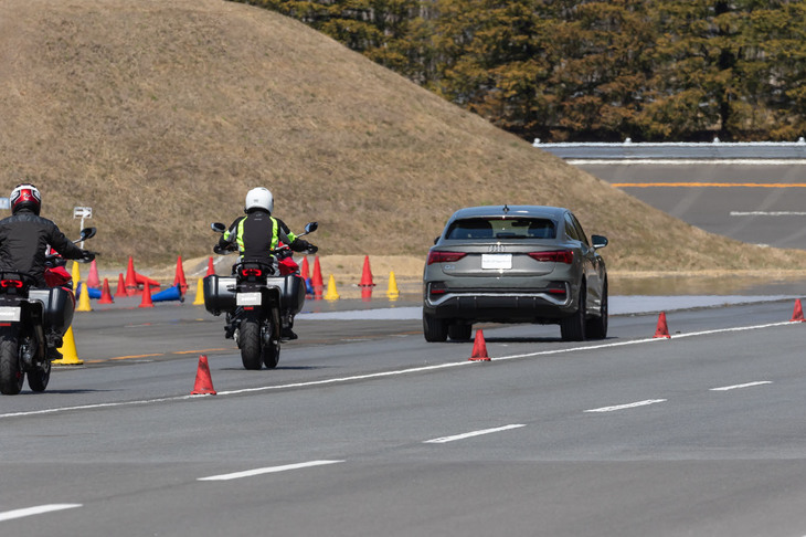前走車役の「アウディQ3スポーツバック」に続き、コースに入る筆者。