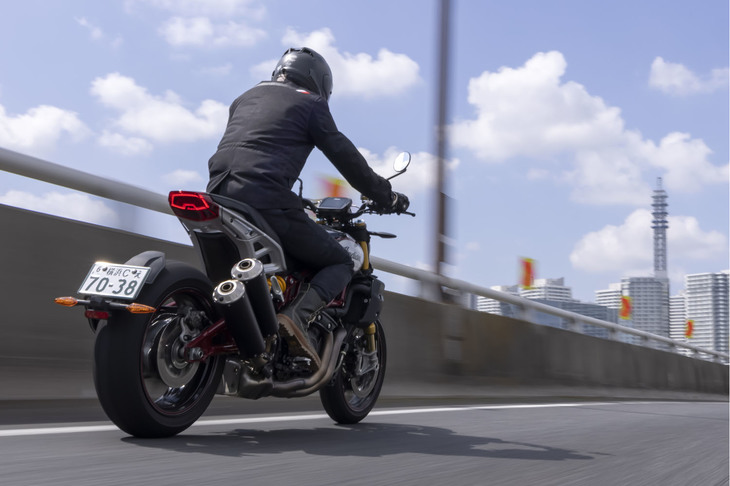 スマートデバイスとの親和性の高さに加え、走りにも“今日的なリアリティー”が感じられた「FTR Rカーボン」。間違いなく、今乗っておくべきバイクといえるだろう。