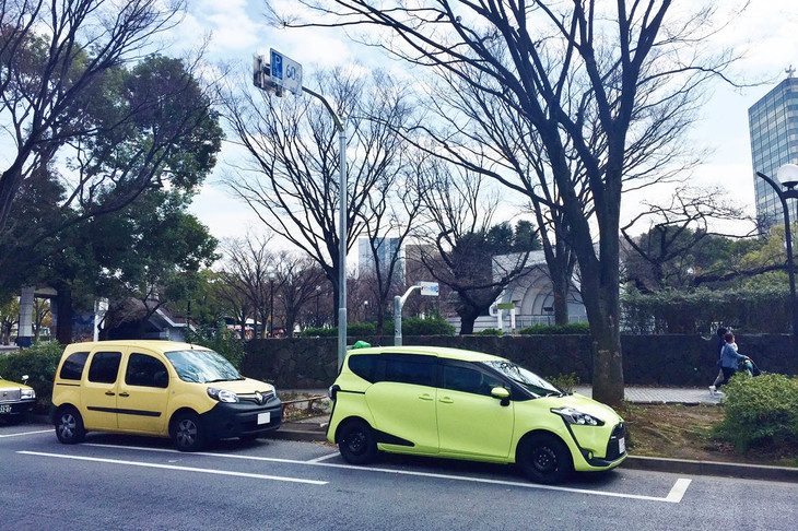 伊達軍曹の愛車・初代「ルノー・カングー」に続き、2代目カングーとも道端で勝手にデザイン対決したわが「シエンタ」。これまたいい勝負であった。
