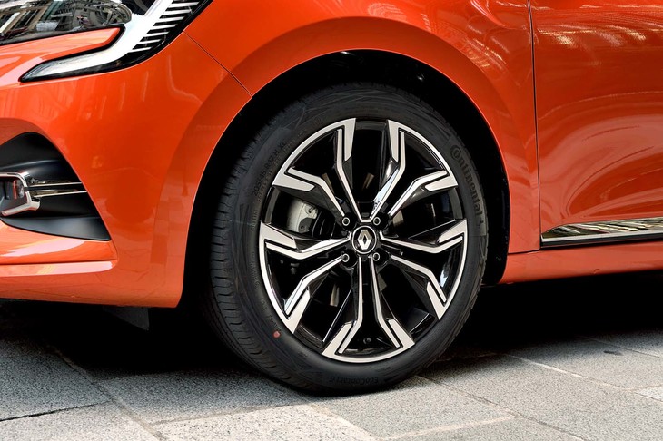 凝ったデザインの17インチアルミホイール。タイヤは定評のある「コンチネンタル・エココンタクト6」が組み合わされていた。