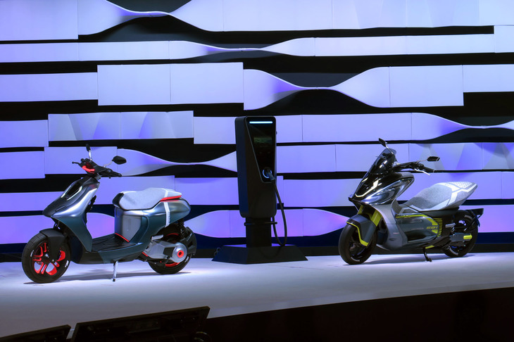 「ヤマハE02」（左）と「E01」（右）。