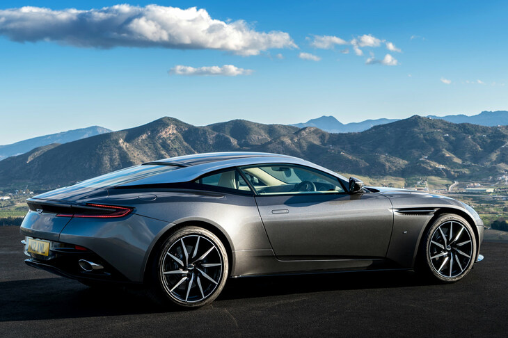 同じ2＋2のGTカー「アストンマーティンDB11」。とくにフロントフェンダーが顕著だが、タイヤ上部のボリュームがぐっと抑えられている。そのぶんタイヤが張り出して、スタンスがよく見えるのだ。