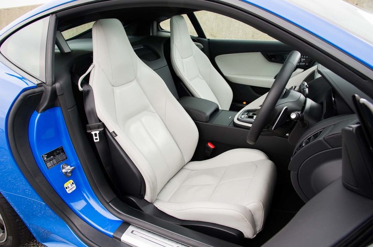 シートフレーム素材にマグネシウムを採用した、新デザインのシート。最大で8kgの軽量化を実現したほか、足元のスペースも広くなっている。