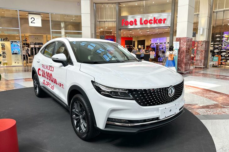 「DFSKグローリーix5」。8月にフィレンツェ郊外のショッピングモールで撮影。