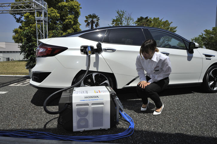 水素の充てん口のちょうど反対側（車体の右後部）には外部給電ポート（CHAdeMO端子）が用意されている。インバーター方式の外部給電器「パワーエクスポーター9000」（別売り）を満充てんされた「クラリティ」につなげれば、一般家庭のおよそ7日分の電力を供給できるそうだ。