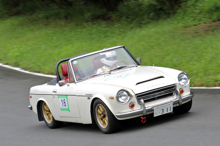 1969年「ダットサン2000スポーツ」（SRL311）。オーバーライダー（俗称：カツオブシ）付きバンパーやリアサイドリフレクターを備えた「フェアレディ2000」の北米輸出仕様。