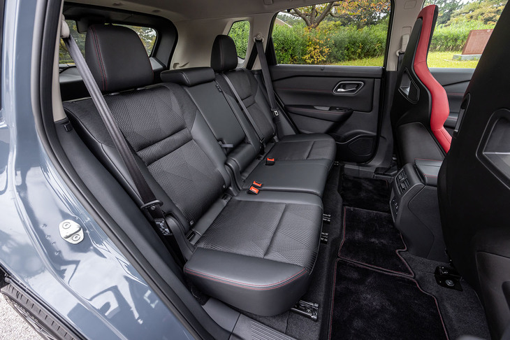 後席の頭上や足元のスペースは標準モデルと変わらず、大人がくつろげる余裕が確保されている。リアシートは、ファブリックと合皮のコンビネーション表皮にレッドのステッチが入るNISMO専用デザイン。背もたれには40：20：40の分割可倒機構が備わる。