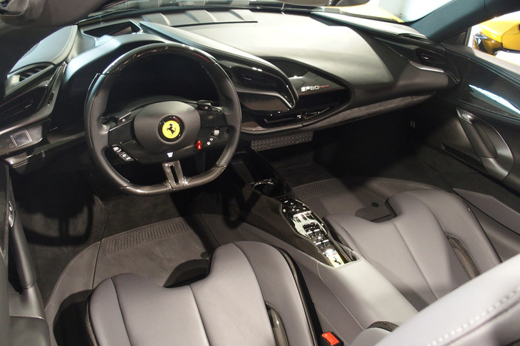 「SF90スパイダー」のインテリア。デザインや機能は、先に登場したクーペボディーの「SF90ストラダーレ」に準じたものになっている。