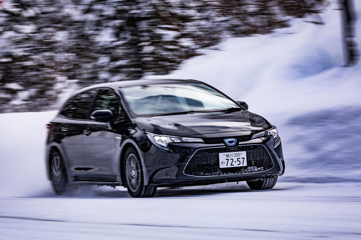 「アイスガード6」の後継モデルとして2021年9月に発売された横浜ゴムのスタッドレスタイヤ「アイスガード7」。今回は北海道・旭川にある横浜ゴムのテストコースTTCHと、旭川周辺の一般道で試走を行った。