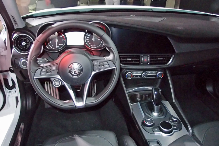 2眼式のメーターが与えられたコックピット。センターコンソールは運転席側に傾けられている。