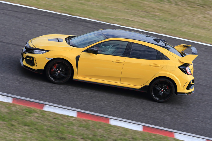 ベースの「タイプR」に対して「リミテッドエディション」では、防音材などを省き13kg、鍛造ホイールの採用で10kg、合計23kgの軽量化を実現したという。