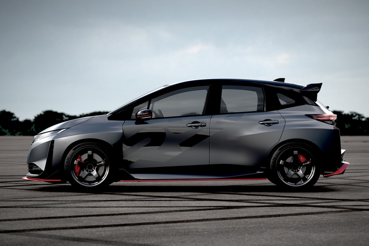 ボディーサイズは全長×全幅×全高＝4260×1880×1485mmで、ベースモデルに比べ全長は140mm、全幅は145mm拡大されている。