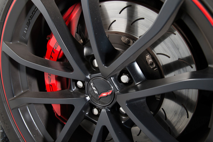 ブレーキはフロントが6ピストンキャリパーと370mmのディスクローター、リアが4ピストンキャリパーと365mmディスクローターの組み合わせ。オプションでカーボンセラミックブレーキも用意される。