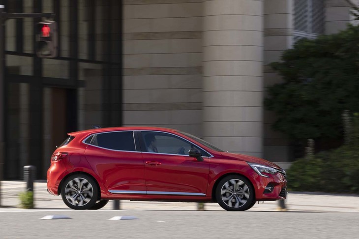 発進用クラッチを持たないため動き出しは必ずモーター駆動となる「E-TECHハイブリッド」。挙動は極めてスムーズだ。