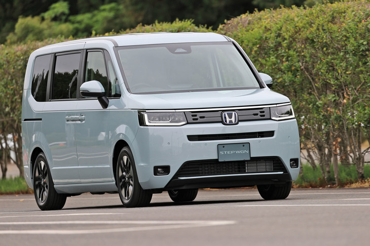 6代目となる新型「ホンダ・ステップワゴン」。このクルマが属する中型箱型ミニバンは、競争が非常に厳しいマーケットで、新型も「トヨタ・ノア／ヴォクシー」「日産セレナ」とし烈な競争を繰り広げることとなる。